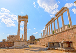 Die antike Stadt Pergamon beeindruckt mit gut erhaltenen Ruinen und einem weiten Blick über die historische Landschaft.