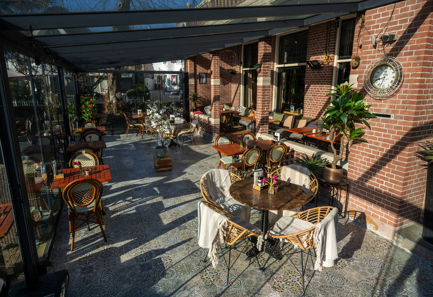Die Terrasse lädt zu entspannten Stunden an der frischen Luft ein.