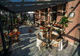 Die Terrasse lädt zu entspannten Stunden an der frischen Luft ein.
