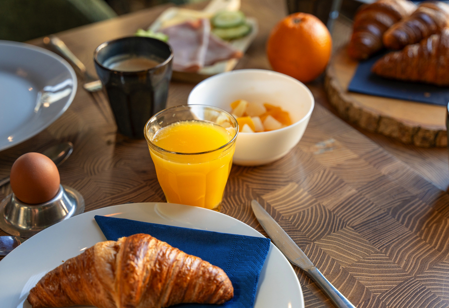 Ein reichhaltig gedeckter Frühstückstisch sorgt für einen gelungenen Start in den Tag.
