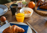 Ein reichhaltig gedeckter Frühstückstisch sorgt für einen gelungenen Start in den Tag.