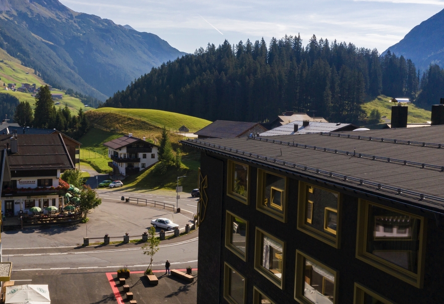 Außenansicht des Hotels mit Blick auf die umgebende Bergwelt
