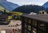 Außenansicht des Hotels mit Blick auf die umgebende Bergwelt