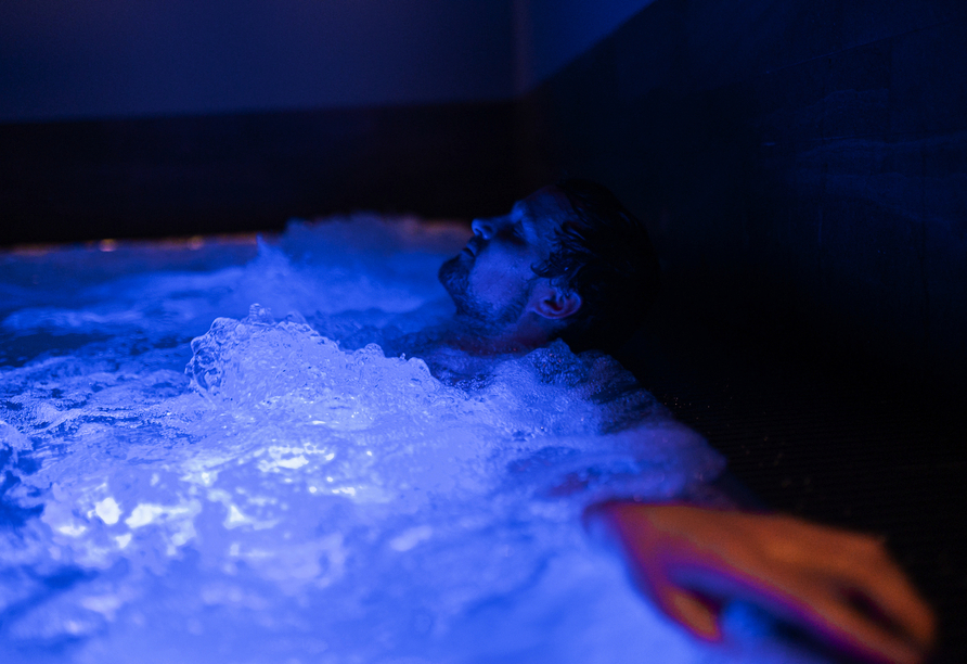 Oder entspannen Sie im sprudelnden Whirlpool.