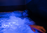 Oder entspannen Sie im sprudelnden Whirlpool.
