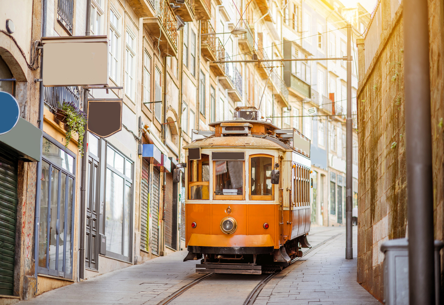 Erleben Sie das besondere Flair Portos zwischen engen Gassen und historischen Straßenbahnen.