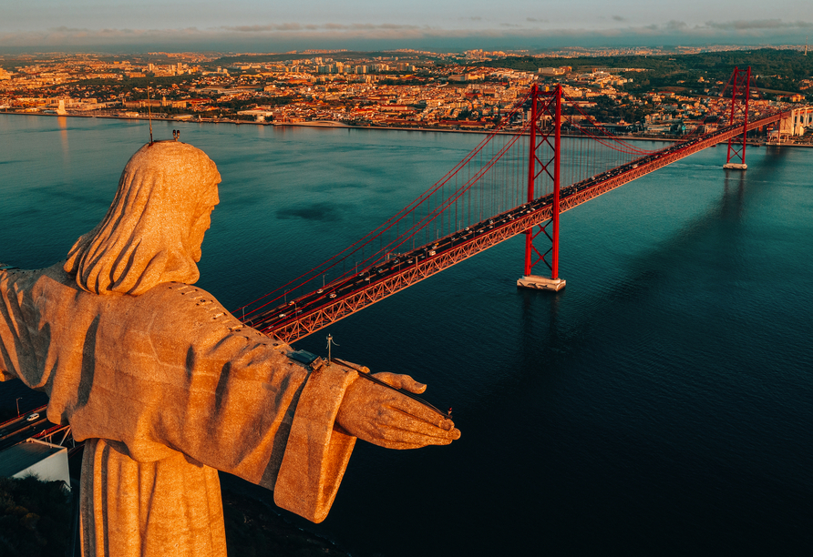 Luftaufnahme des Heiligtums „Cristo Rei“ mit Blick über Lissabon und den Tejo