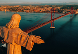 Luftaufnahme des Heiligtums „Cristo Rei“ mit Blick über Lissabon und den Tejo