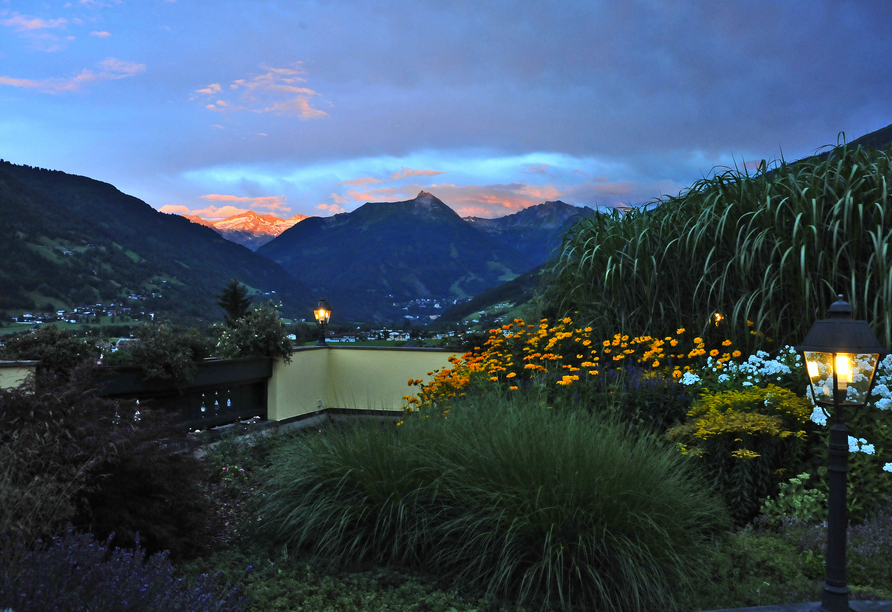 Die Terrasse begeistert auch am Abend mit herrlichen Ausblicken auf das Gasteinertal.