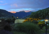Die Terrasse begeistert auch am Abend mit herrlichen Ausblicken auf das Gasteinertal.