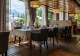 Das Restaurant verwöhnt Sie mit regionalen und internationalen Köstlichkeiten.