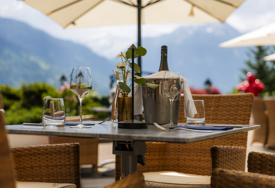 Ein gedeckter Tisch auf der Terrasse verspricht genussvolle Stunden.