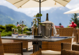 Ein gedeckter Tisch auf der Terrasse verspricht genussvolle Stunden.