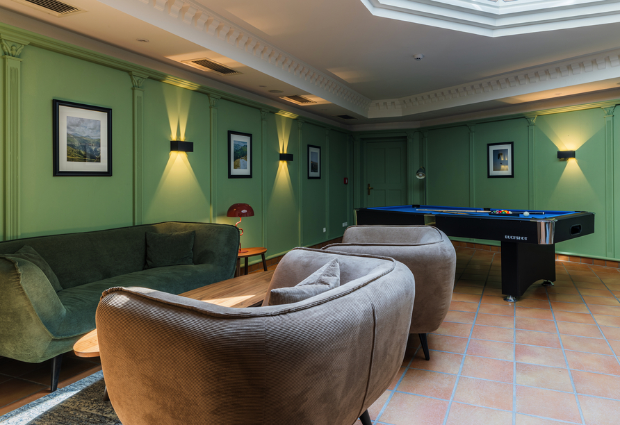 Das Freizeitzimmer bietet Unterhaltung bei Billard und weiteren Aktivitäten.