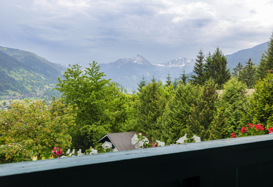 Vom Balkon eröffnet sich ein traumhafter Blick auf die Bergwelt des Gasteinertals.