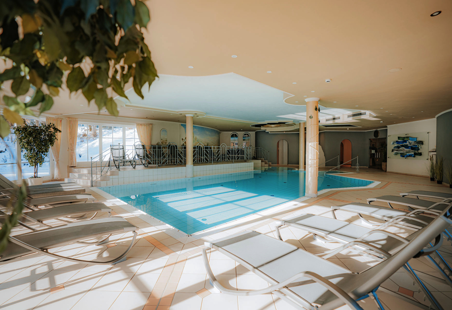 Das Hallenbad lädt zu entspannten Stunden und wohltuenden Momenten ein.