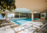 Das Hallenbad lädt zu entspannten Stunden und wohltuenden Momenten ein.