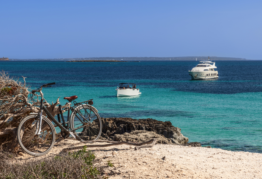 Ibiza lässt sich auch super mit dem Fahrrad erkunden.