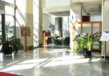 In der Hotellobby werden Sie herzlich zu Ihrem Urlaub begrüßt.