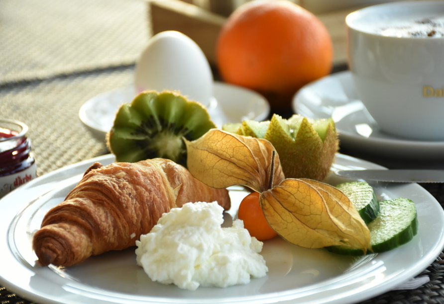 Ein liebevoll angerichtetes Frühstück sorgt für einen genussvollen Start in den Tag.