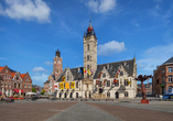 Bewundern Sie das historische Rathaus in der Altstadt von Dendermonde.