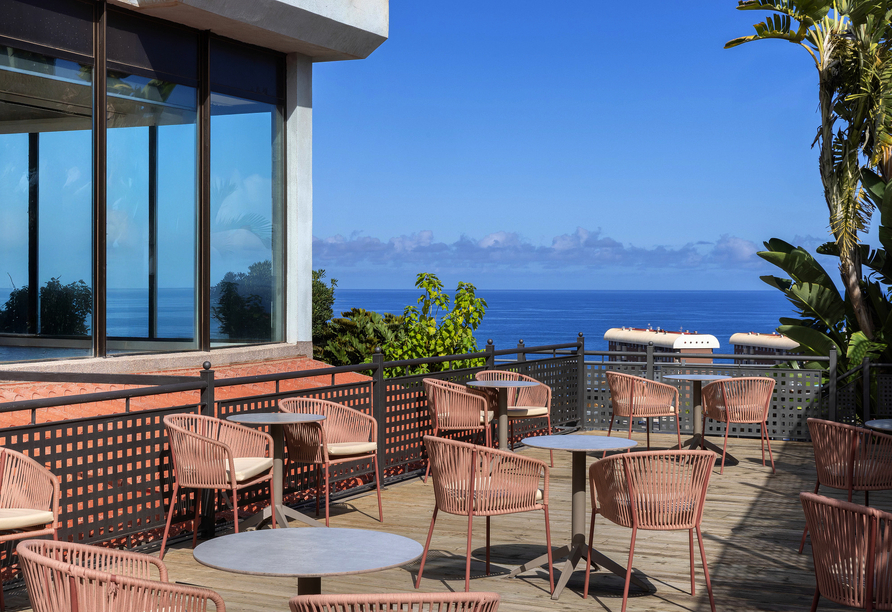 Lassen Sie den Blick über das Meer schweifen und genießen Sie entspannte Stunden auf der Terrasse.