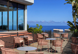 Lassen Sie den Blick über das Meer schweifen und genießen Sie entspannte Stunden auf der Terrasse.