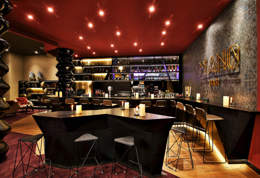 In der Piano-Bar des Theaters wird Livemusik gespielt.
