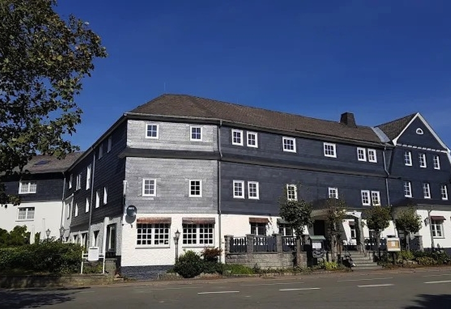 Die Außenansicht des Hotels Altastenberg in Winterberg