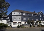Die Außenansicht des Hotels Altastenberg in Winterberg