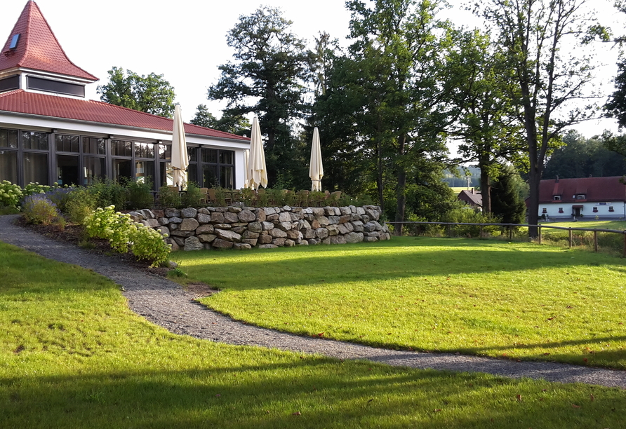 Ein idyllischer Weg führt durch die gepflegte Gartenanlage zum Hotel.