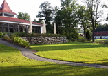 Ein idyllischer Weg führt durch die gepflegte Gartenanlage zum Hotel.