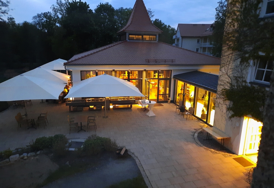 Die Terrasse lädt auch am Abend zum gemütlichen Verweilen ein.