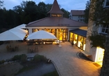 Die Terrasse lädt auch am Abend zum gemütlichen Verweilen ein.
