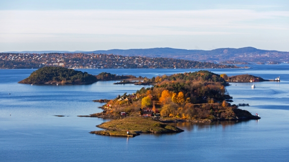 Freuen Sie sich auf faszinierende Landschaften im Herbst, zum Beispiel den Oslofjord.