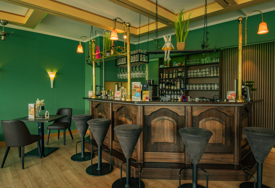 Setzen Sie sich an die Bar und bestellen Sie sich ein köstliches Getränk.
