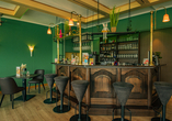 Setzen Sie sich an die Bar und bestellen Sie sich ein köstliches Getränk.