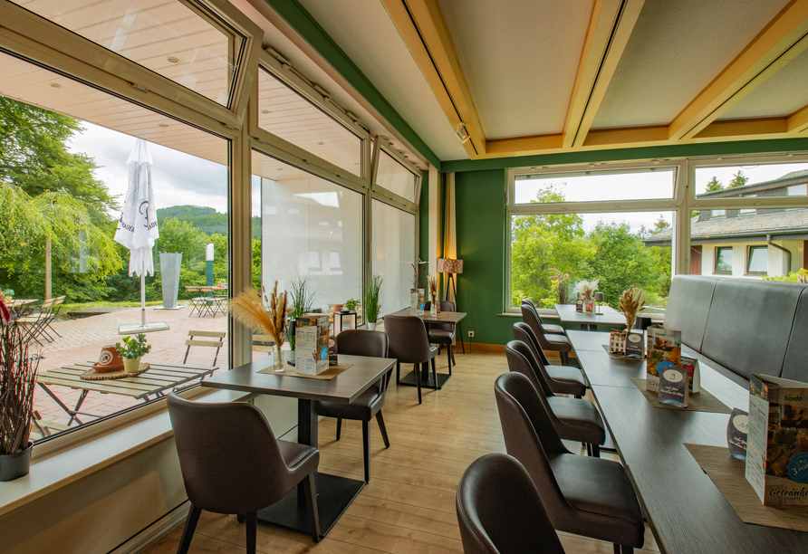 Die Bar mit Blick auf die Terrasse
