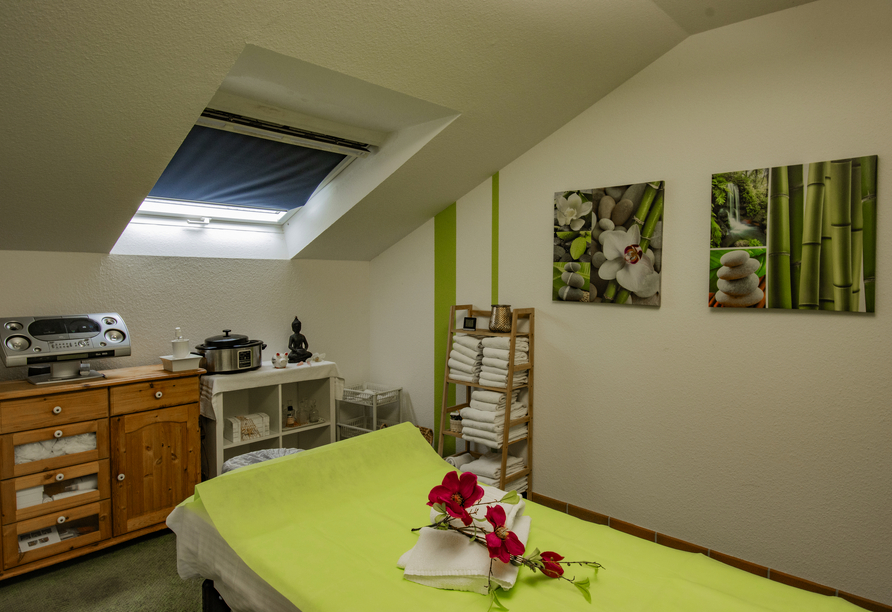 Lassen Sie sich bei einer wohltuenden Wellness- oder Kosmetikanwendung verwöhnen. 