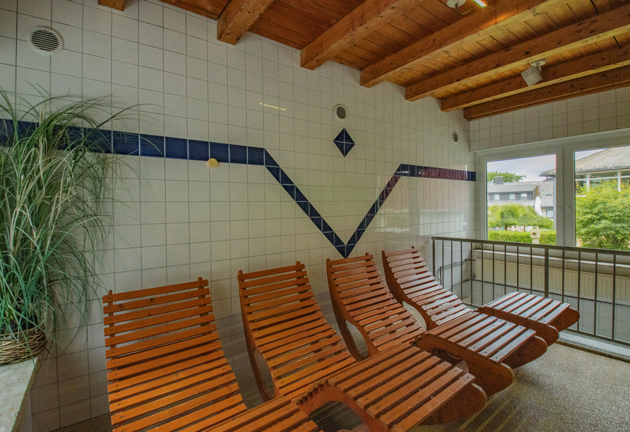 Ruhen Sie sich auf den Liegen im Hallenbad aus.