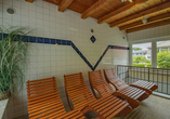 Ruhen Sie sich auf den Liegen im Hallenbad aus.