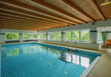 Schwimmen Sie entspannt ein paar Bahnen im Hallenbad.