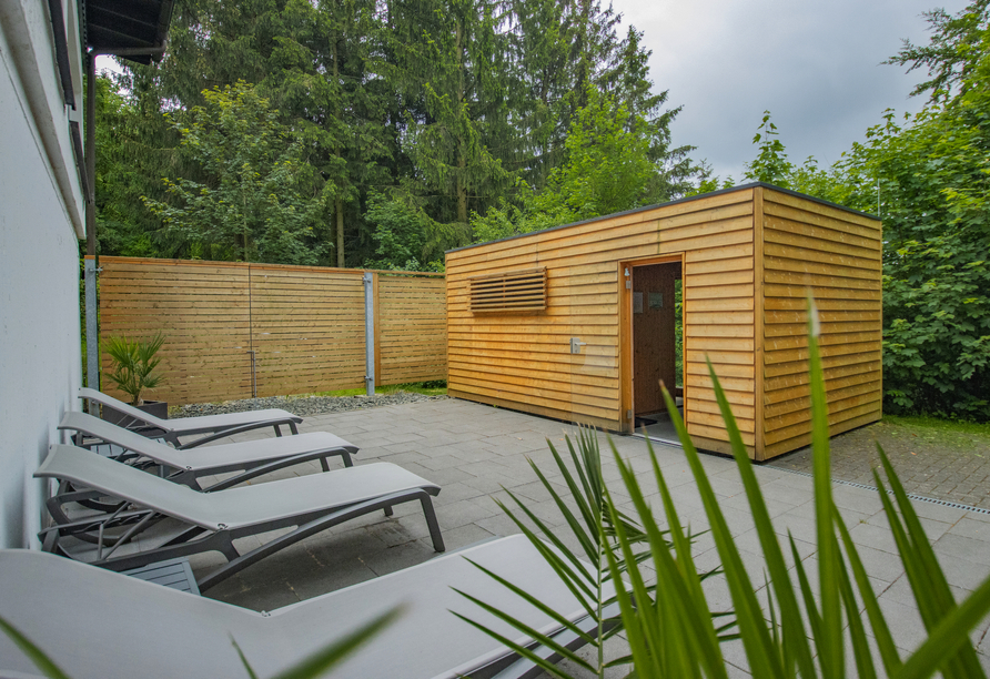 Die Sauna im Außenbereich bietet Entspannung.