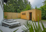 Die Sauna im Außenbereich bietet Entspannung.