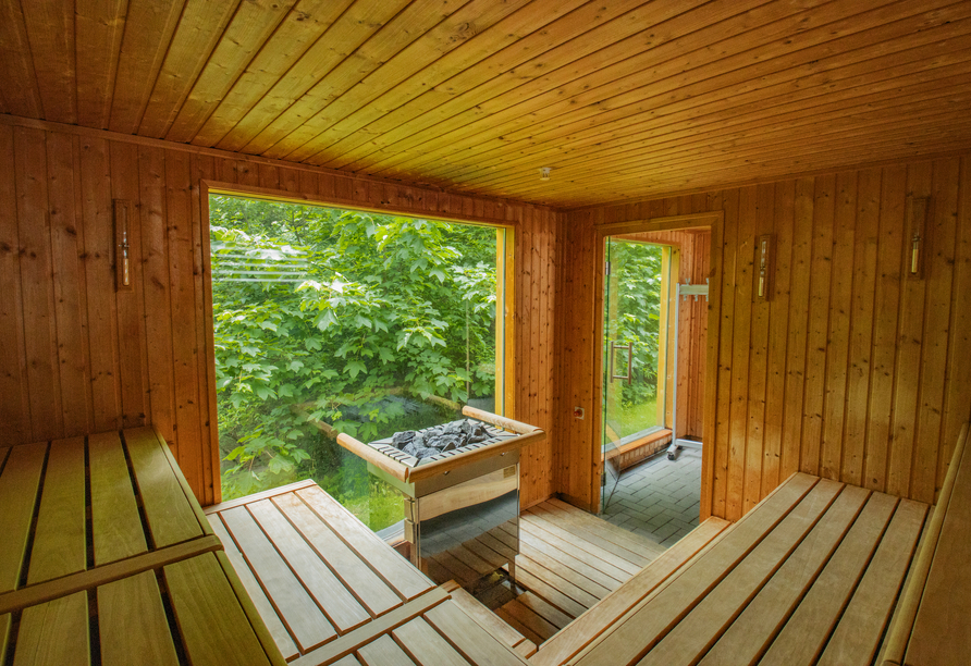 Die Sauna im Panorama Hotel Winterberg mit Blick ins Grüne