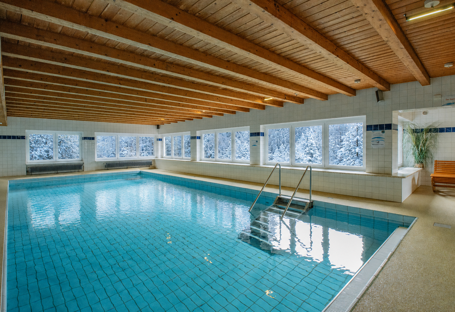 Schwimmen Sie entspannt ein paar Bahnen im Hallenbad.