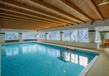Schwimmen Sie entspannt ein paar Bahnen im Hallenbad.
