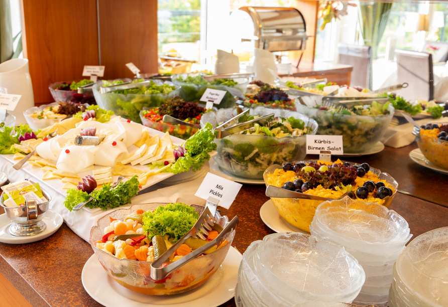 Freuen Sie sich auf ein vielfältiges Buffet mit leckeren Köstlichkeiten.