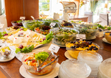 Freuen Sie sich auf ein vielfältiges Buffet mit leckeren Köstlichkeiten.