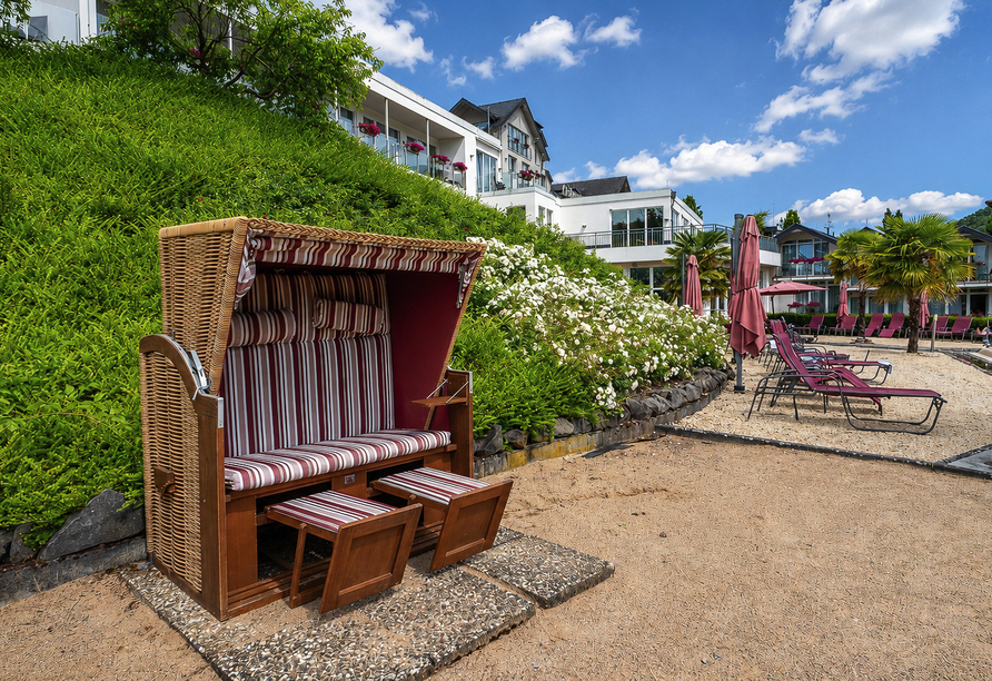 Nehmen Sie in dem Strandkorb oder auf den gemütlichen Sonnenliegen in der Gartenanlage platz.